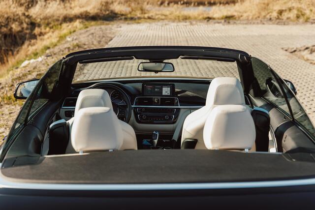 BMW 4-SERIE Cabrio 420i High Executive / Automaat / NL-Auto / 184 PK / Dealer-Onderhouden / Vol-Leder / Stoelverwarming / Nekverwarming / Elektr.- Stoelen met Geheugen / Cruise-Control / Climate-Control / Dodehoek-Detectie / LED / Radio-Bluetooth / Navi / Elektr.-Ach