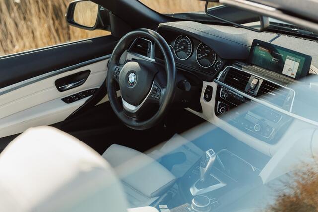 BMW 4-SERIE Cabrio 420i High Executive / Automaat / NL-Auto / 184 PK / Dealer-Onderhouden / Vol-Leder / Stoelverwarming / Nekverwarming / Elektr.- Stoelen met Geheugen / Cruise-Control / Climate-Control / Dodehoek-Detectie / LED / Radio-Bluetooth / Navi / Elektr.-Ach