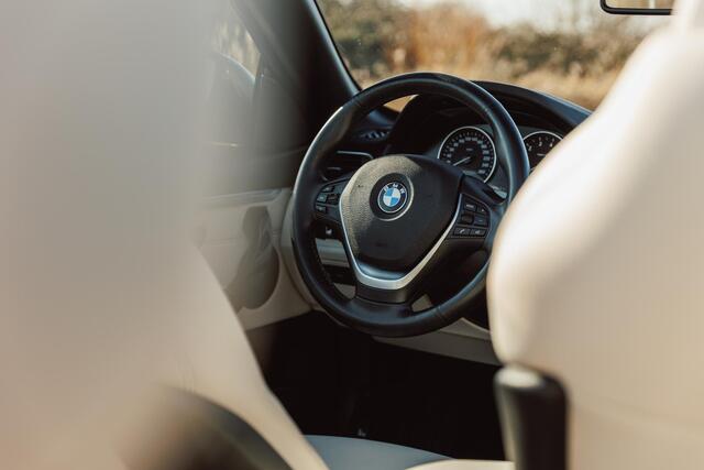 BMW 4-SERIE Cabrio 420i High Executive / Automaat / NL-Auto / 184 PK / Dealer-Onderhouden / Vol-Leder / Stoelverwarming / Nekverwarming / Elektr.- Stoelen met Geheugen / Cruise-Control / Climate-Control / Dodehoek-Detectie / LED / Radio-Bluetooth / Navi / Elektr.-Ach