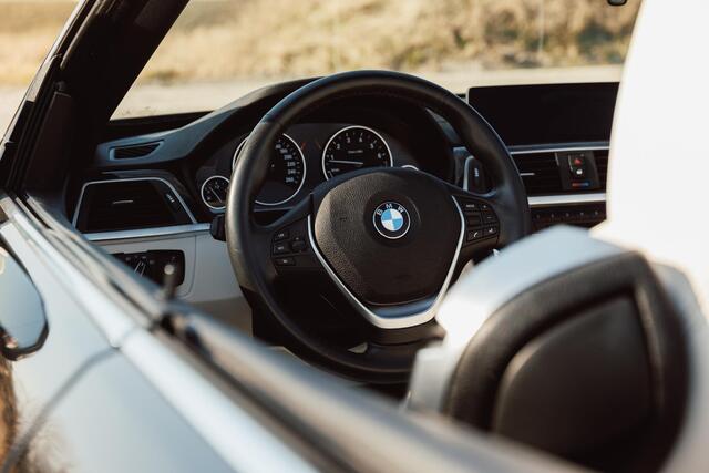 BMW 4-SERIE Cabrio 420i High Executive / Automaat / NL-Auto / 184 PK / Dealer-Onderhouden / Vol-Leder / Stoelverwarming / Nekverwarming / Elektr.- Stoelen met Geheugen / Cruise-Control / Climate-Control / Dodehoek-Detectie / LED / Radio-Bluetooth / Navi / Elektr.-Ach