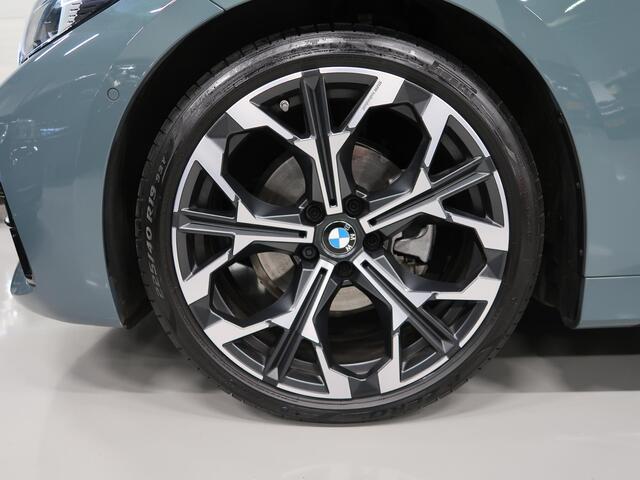 BMW 4-SERIE Cabrio 420i High Executive M-Sport Sportstoelen Camera Stoelverwarming Curved dashboard Navigatie Airco-ecc 19 inch Sportvelgen App connect Cape York Green metallic Zwart sportleer