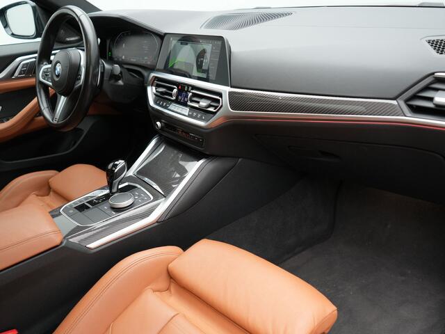 BMW 4-SERIE Gran Coupé 430i M Sport 245pk Dealer O.H Sanremo Green | Panodak | Lederen Competition Stoelen Memory & Verwarmd | Adaptive Onderstel | 360 Camera | Harman & Kardon | 19" L.M | Carbon | Apple Carplay | Navigatie | Blis | Virtual | DAB |