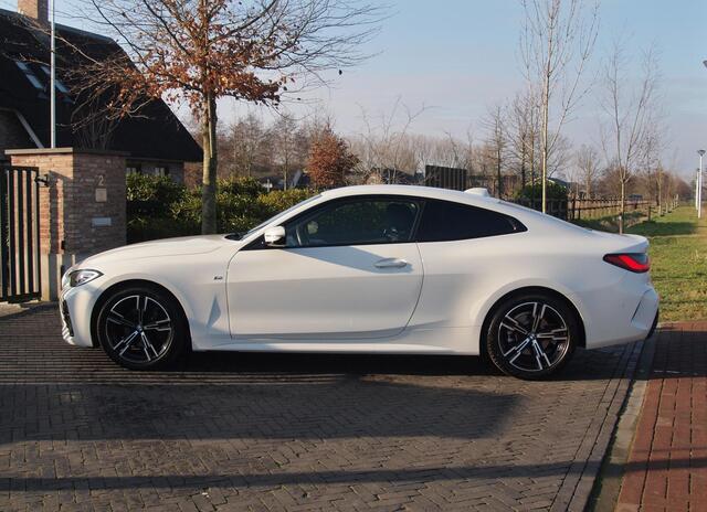 BMW 4-SERIE Coupé 420i | M-Pakket | Camera | Sfeerverlichting | NL-Auto |