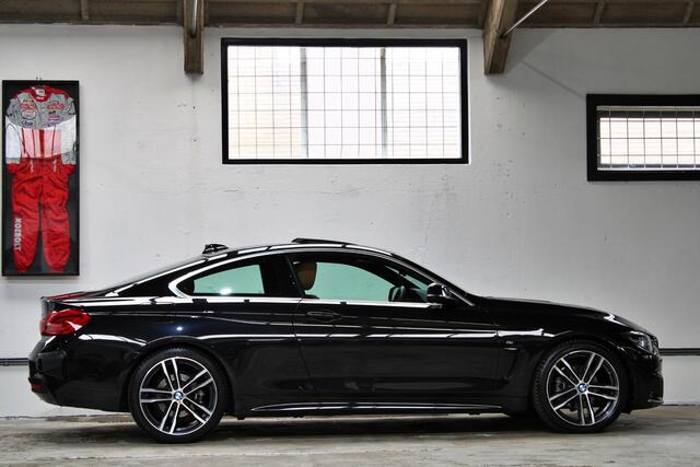 BMW 4-SERIE Coupé 420i High Executive | M-Sport | Schuifdak | Head-Up | Camera | 1e eigenaar | NL auto |