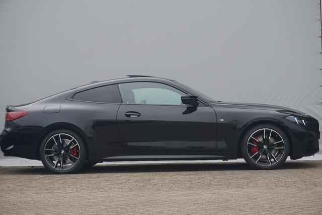 BMW 4-SERIE Coupé M440i xDrive M Sport Pro | Schuif-/kanteldak / Driving Assistant Professional / Head-up / Rondomzicht camera / Harman Kardon / Adaptief M onderstel / Comfort Pack