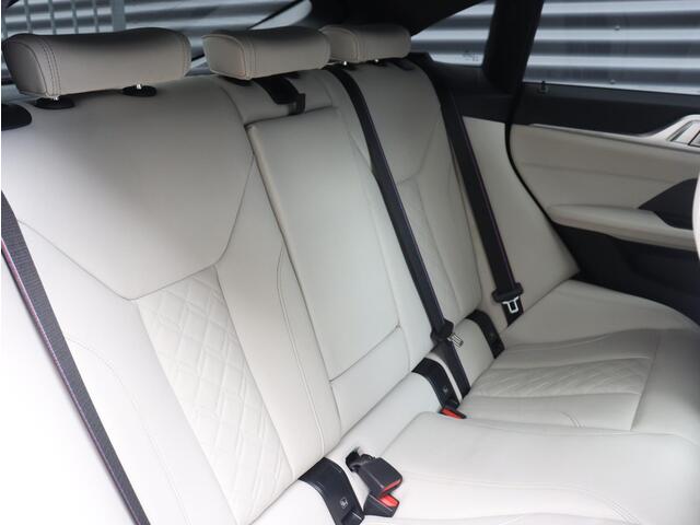 BMW 4-SERIE Gran Coupé 430i | High Executive | M Sportpakket Pro | Panodak | Head-Up | Trekhaak | Elektr. Stoelen | Driving Assistant Prof. | Harman Kardon | Individual | 20'' LMV