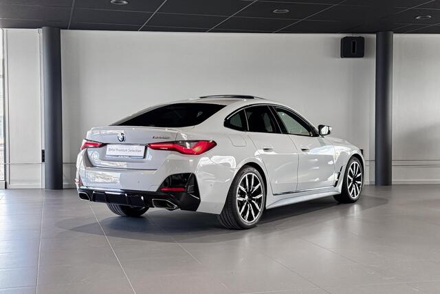 BMW 4-SERIE Gran Coupé M440i xDrive High Executive | M Sport | Glazen Schuif-/kanteldak | Stoelverwarming | Head-Up Display |