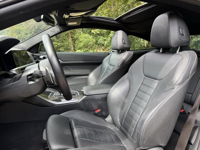 BMW 4-SERIE Coupé 420i High Executive M-Pakket GARANTIE TOT 07-2032! . PANORAMA-DAK . PARKEERSENSOREN VOOR & ACHTER . STOELVERWARMING . 1E EIGENAAR! .