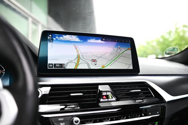 BMW 5-SERIE 530i High Executive M Sport Automaat / Schuif-kanteldak / Trekhaak / Laserlight / Parking Assistant Plus / Gesture Control / Driving Assistant Professional / Head-Up