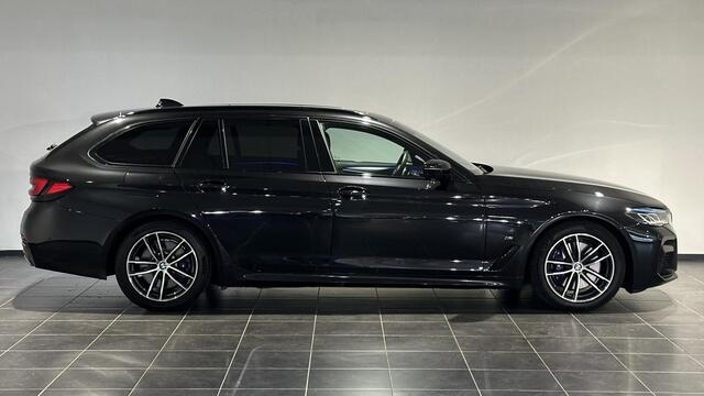 BMW 5-SERIE Touring 530i High Executive Edition | M Sportpakket | Panoramadak | laser Led koplampen | Navigatie Full map |