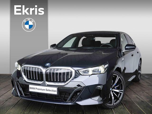 BMW 5-SERIE Sedan 530e M Sportpakket / 20 inch / Glazen panoramadak / Verwarmde stoelen voor en achter / Harman Kardon