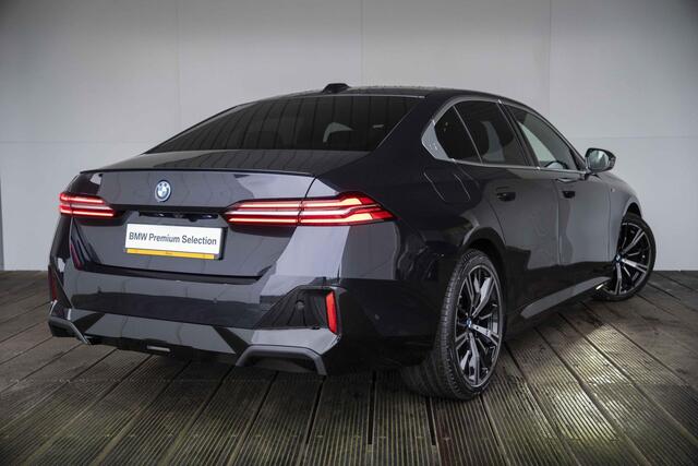BMW 5-SERIE Sedan 530e M Sportpakket / 20 inch / Glazen panoramadak / Verwarmde stoelen voor en achter / Harman Kardon