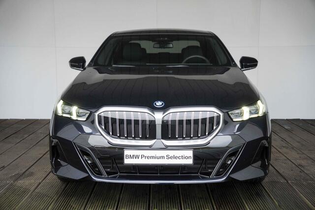 BMW 5-SERIE Sedan 530e M Sportpakket / 20 inch / Glazen panoramadak / Verwarmde stoelen voor en achter / Harman Kardon