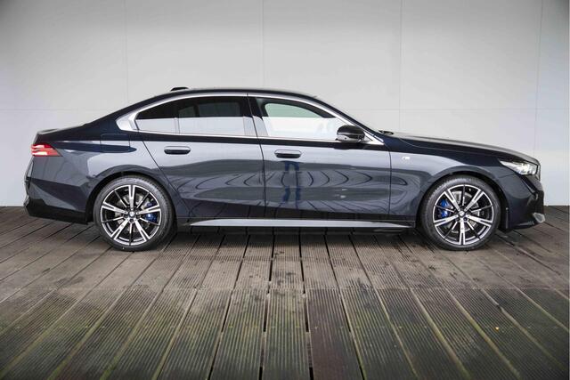 BMW 5-SERIE Sedan 530e M Sportpakket / 20 inch / Glazen panoramadak / Verwarmde stoelen voor en achter / Harman Kardon