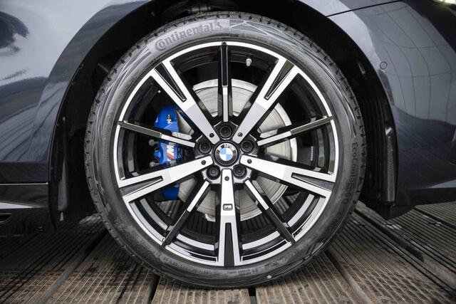 BMW 5-SERIE Sedan 530e M Sportpakket / 20 inch / Glazen panoramadak / Verwarmde stoelen voor en achter / Harman Kardon