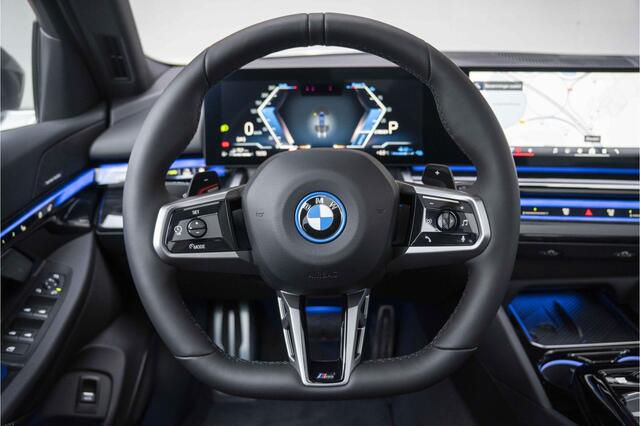 BMW 5-SERIE Sedan 530e M Sportpakket / 20 inch / Glazen panoramadak / Verwarmde stoelen voor en achter / Harman Kardon
