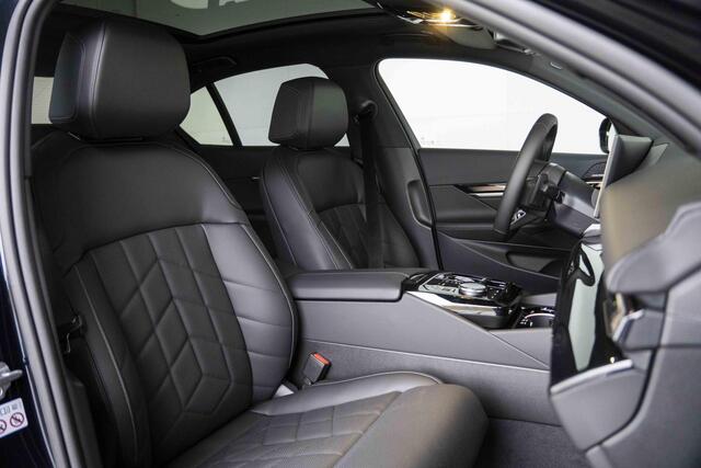 BMW 5-SERIE Sedan 530e M Sportpakket / 20 inch / Glazen panoramadak / Verwarmde stoelen voor en achter / Harman Kardon