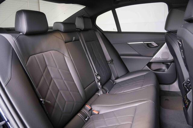 BMW 5-SERIE Sedan 530e M Sportpakket / 20 inch / Glazen panoramadak / Verwarmde stoelen voor en achter / Harman Kardon