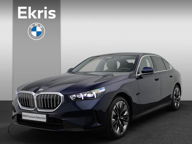 BMW 5-SERIE Sedan 520i Travel + Comfort Pack / Panoramadak / Trekhaak / Driving Assistant / Adaptieve LED / 20''