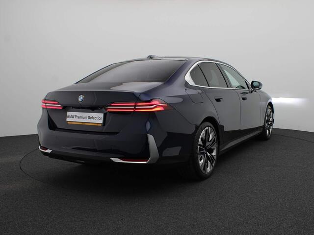 BMW 5-SERIE Sedan 520i Travel + Comfort Pack / Panoramadak / Trekhaak / Driving Assistant / Adaptieve LED / 20''