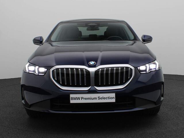 BMW 5-SERIE Sedan 520i Travel + Comfort Pack / Panoramadak / Trekhaak / Driving Assistant / Adaptieve LED / 20''