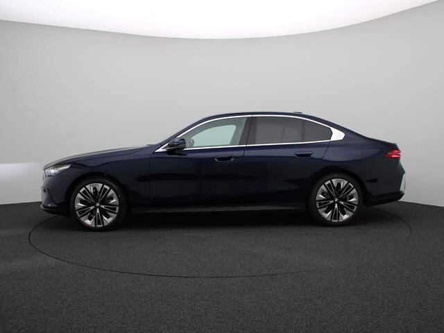 BMW 5-SERIE Sedan 520i Travel + Comfort Pack / Panoramadak / Trekhaak / Driving Assistant / Adaptieve LED / 20''
