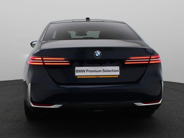 BMW 5-SERIE Sedan 520i Travel + Comfort Pack / Panoramadak / Trekhaak / Driving Assistant / Adaptieve LED / 20''