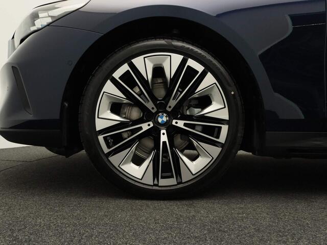 BMW 5-SERIE Sedan 520i Travel + Comfort Pack / Panoramadak / Trekhaak / Driving Assistant / Adaptieve LED / 20''
