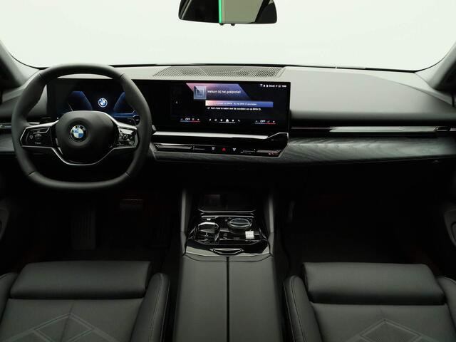 BMW 5-SERIE Sedan 520i Travel + Comfort Pack / Panoramadak / Trekhaak / Driving Assistant / Adaptieve LED / 20''
