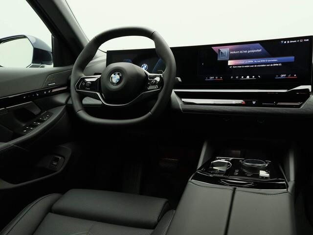 BMW 5-SERIE Sedan 520i Travel + Comfort Pack / Panoramadak / Trekhaak / Driving Assistant / Adaptieve LED / 20''