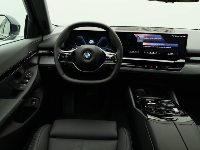 BMW 5-SERIE Sedan 520i Travel + Comfort Pack / Panoramadak / Trekhaak / Driving Assistant / Adaptieve LED / 20''