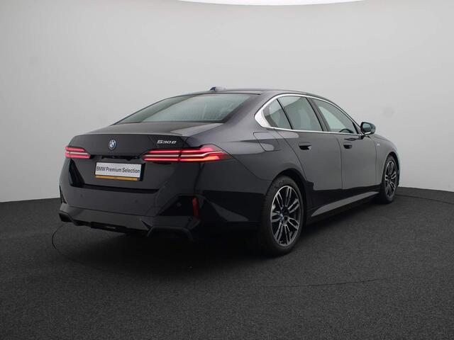 BMW 5-SERIE Sedan 530e M Sportpakket Innovation Pack / NIEUW MODEL!! / Driving Assistant Plus / Harman Kardon / Elek. Stoelverstelling / 19''