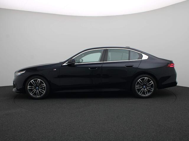 BMW 5-SERIE Sedan 530e M Sportpakket Innovation Pack / NIEUW MODEL!! / Driving Assistant Plus / Harman Kardon / Elek. Stoelverstelling / 19''