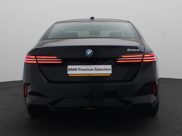 BMW 5-SERIE Sedan 530e M Sportpakket Innovation Pack / NIEUW MODEL!! / Driving Assistant Plus / Harman Kardon / Elek. Stoelverstelling / 19''