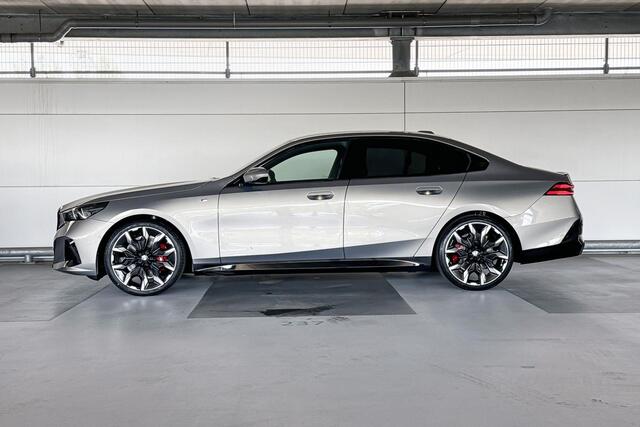 BMW 5-SERIE Sedan 520i | M Sport Pro | Innovation Pack | Travel Pack | Comfort Pack