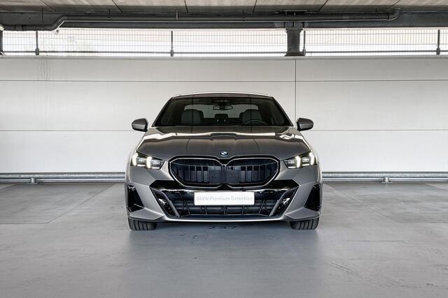 BMW 5-SERIE Sedan 520i | M Sport Pro | Innovation Pack | Travel Pack | Comfort Pack