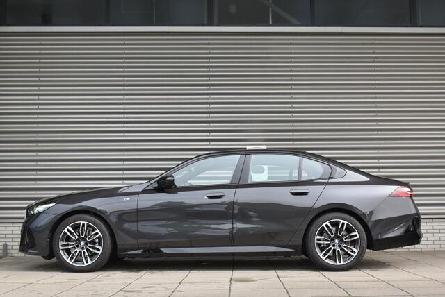 BMW 5-SERIE Sedan 520i M Sport / Innovation Pack / trekhaak