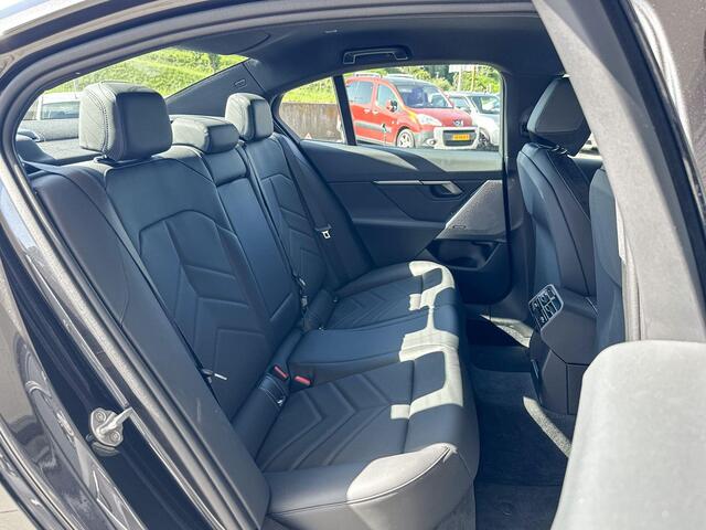 BMW 5-SERIE Sedan 520i M Sport / Innovation Pack / trekhaak