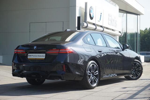 BMW 5-SERIE Sedan 520i / M-Sportpakket / Driving Assistant / Active Cruise Control / 19 inch LMV