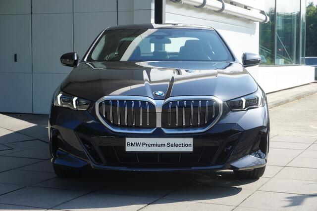 BMW 5-SERIE Sedan 520i / M-Sportpakket / Driving Assistant / Active Cruise Control / 19 inch LMV