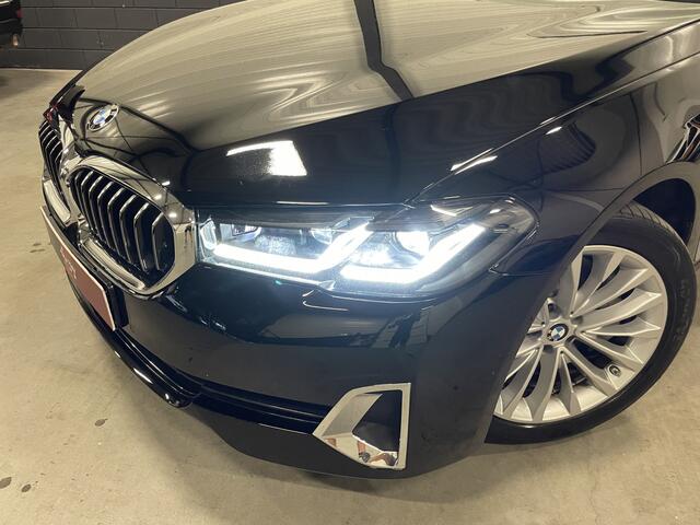 BMW 5-SERIE Touring 530e xDrive High Exe PANO/H&K/ACC/LEER-SPORT+MEMORY/ADAPTIVE-LED/18"/LIVE COCKPIT PRO/STANDKACHEL/CARPLAY/DAB/ELECTR.TREKHAAK/LUXURY-LINE