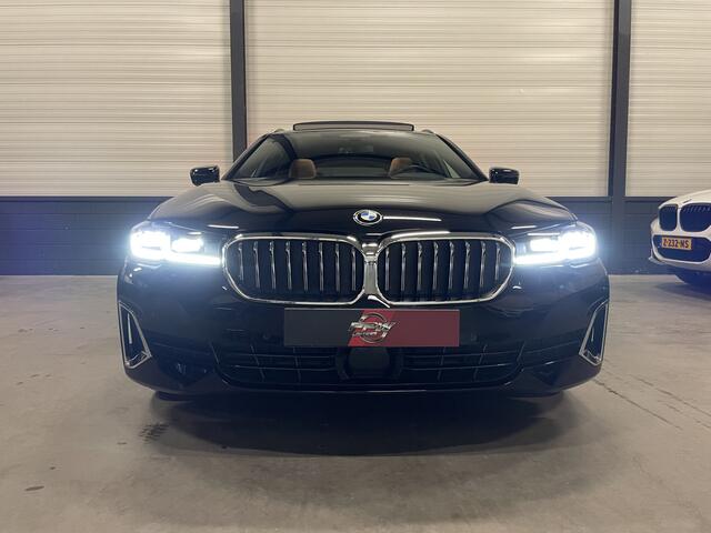 BMW 5-SERIE Touring 530e xDrive High Exe PANO/H&K/ACC/LEER-SPORT+MEMORY/ADAPTIVE-LED/18"/LIVE COCKPIT PRO/STANDKACHEL/CARPLAY/DAB/ELECTR.TREKHAAK/LUXURY-LINE