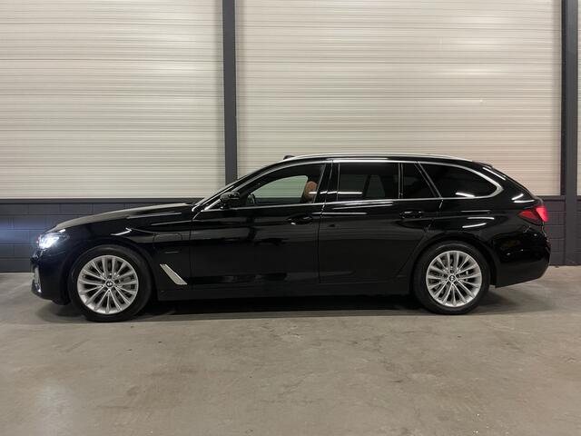 BMW 5-SERIE Touring 530e xDrive High Exe PANO/H&K/ACC/LEER-SPORT+MEMORY/ADAPTIVE-LED/18"/LIVE COCKPIT PRO/STANDKACHEL/CARPLAY/DAB/ELECTR.TREKHAAK/LUXURY-LINE