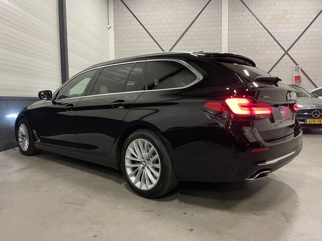 BMW 5-SERIE Touring 530e xDrive High Exe PANO/H&K/ACC/LEER-SPORT+MEMORY/ADAPTIVE-LED/18"/LIVE COCKPIT PRO/STANDKACHEL/CARPLAY/DAB/ELECTR.TREKHAAK/LUXURY-LINE