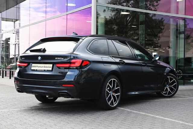 BMW 5-SERIE Touring 530e xDrive High Executive M Sport Automaat / Panoramadak / Sportstoelen / Stoelverwarming / Laserlight / Parking Assistant / Head-Up / Live Cockpit Professional