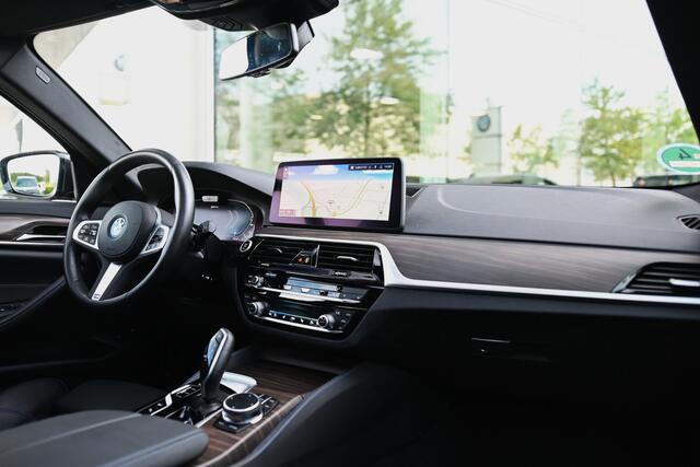 BMW 5-SERIE Touring 530e xDrive High Executive M Sport Automaat / Panoramadak / Sportstoelen / Stoelverwarming / Laserlight / Parking Assistant / Head-Up / Live Cockpit Professional