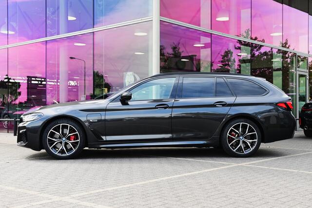 BMW 5-SERIE Touring 530e xDrive High Executive M Sport Automaat / Panoramadak / Sportstoelen / Stoelverwarming / Laserlight / Parking Assistant / Head-Up / Live Cockpit Professional