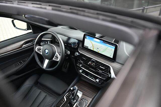 BMW 5-SERIE Touring 530e xDrive High Executive M Sport Automaat / Panoramadak / Sportstoelen / Stoelverwarming / Laserlight / Parking Assistant / Head-Up / Live Cockpit Professional