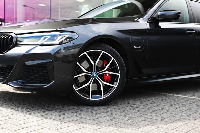 BMW 5-SERIE Touring 530e xDrive High Executive M Sport Automaat / Panoramadak / Sportstoelen / Stoelverwarming / Laserlight / Parking Assistant / Head-Up / Live Cockpit Professional