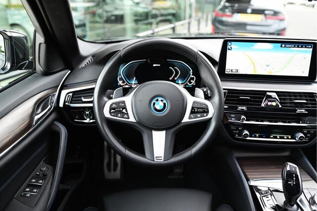 BMW 5-SERIE Touring 530e xDrive High Executive M Sport Automaat / Panoramadak / Sportstoelen / Stoelverwarming / Laserlight / Parking Assistant / Head-Up / Live Cockpit Professional